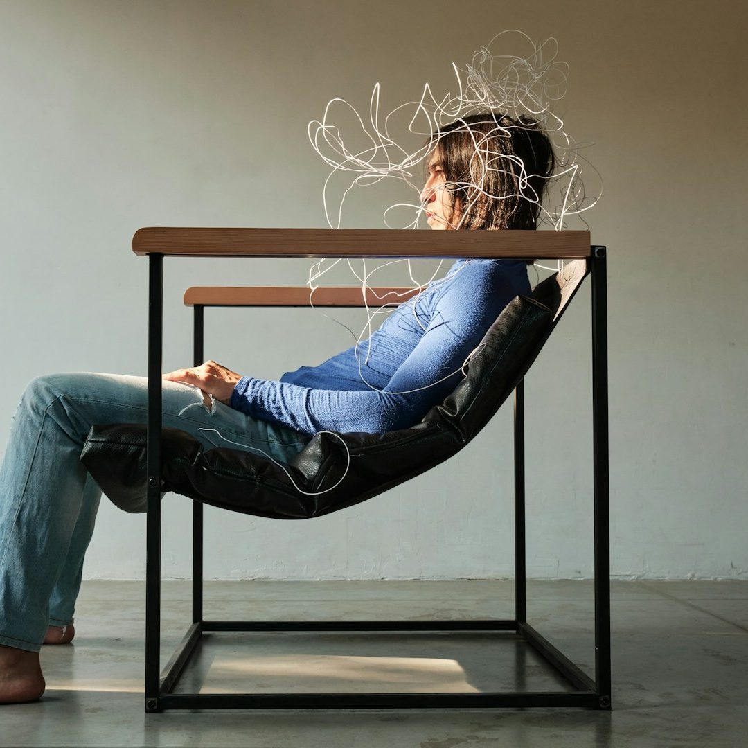 Cultiver votre génie Mains tenant des lumières scintillantes sur fond de ciel bleu.